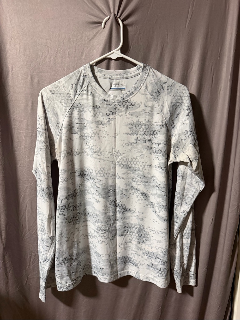 Columbia Women’s White & Light Gray Long-Sleeve Performance Tee